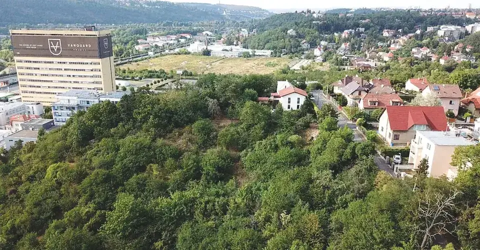 Letecký pohled na zeleň v lokalitě Belárie, Praha 12
