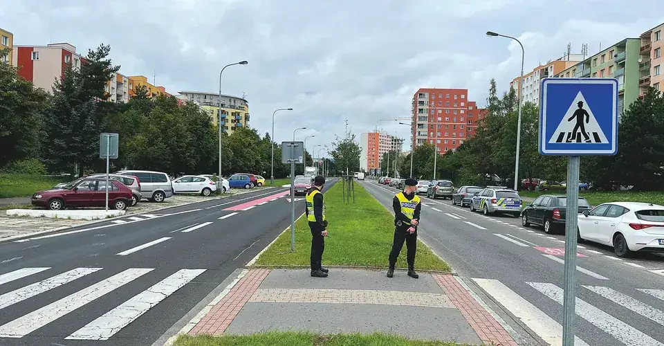 Strážníci na přechodu pro chodce, bezpečnost na Praze 12